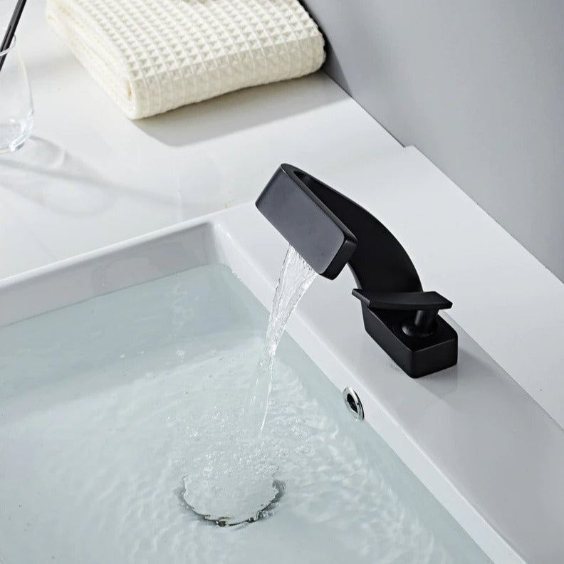 Modern Curved Faucet | Sleek Design and Contemporary Functionality