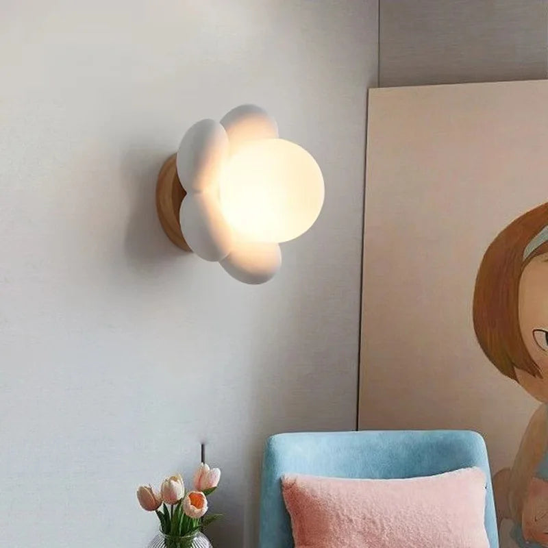 FloralGlimmer - Wall lamp with cream-colored flower