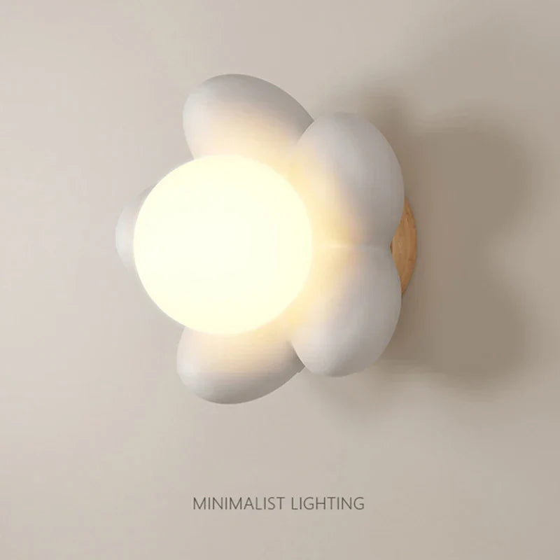 FloralGlimmer - Wall lamp with cream-colored flower