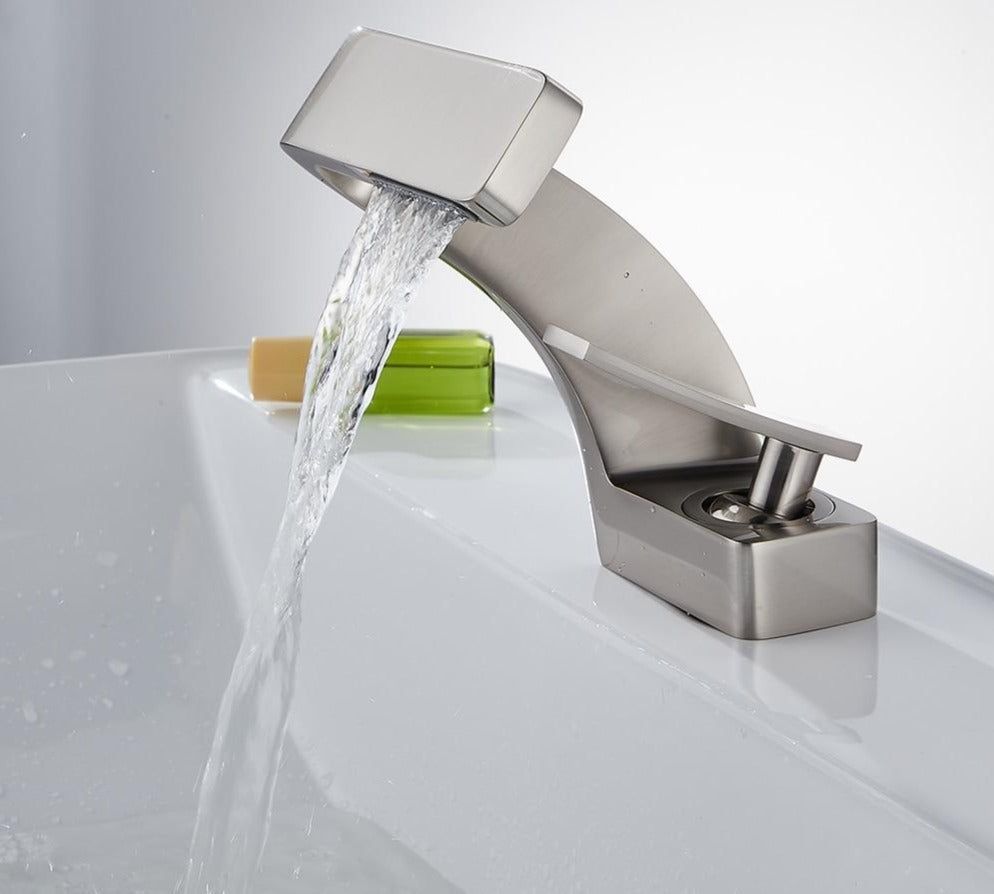 Modern Curved Faucet | Sleek Design and Contemporary Functionality