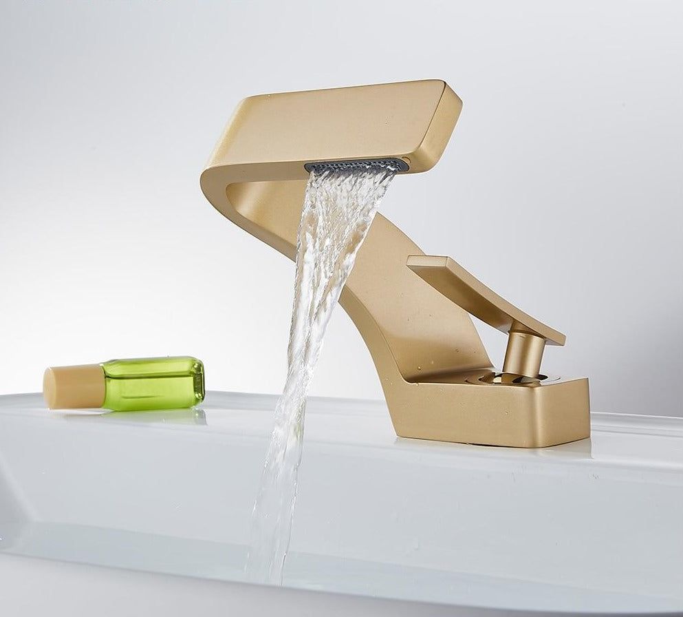 Modern Curved Faucet | Sleek Design and Contemporary Functionality